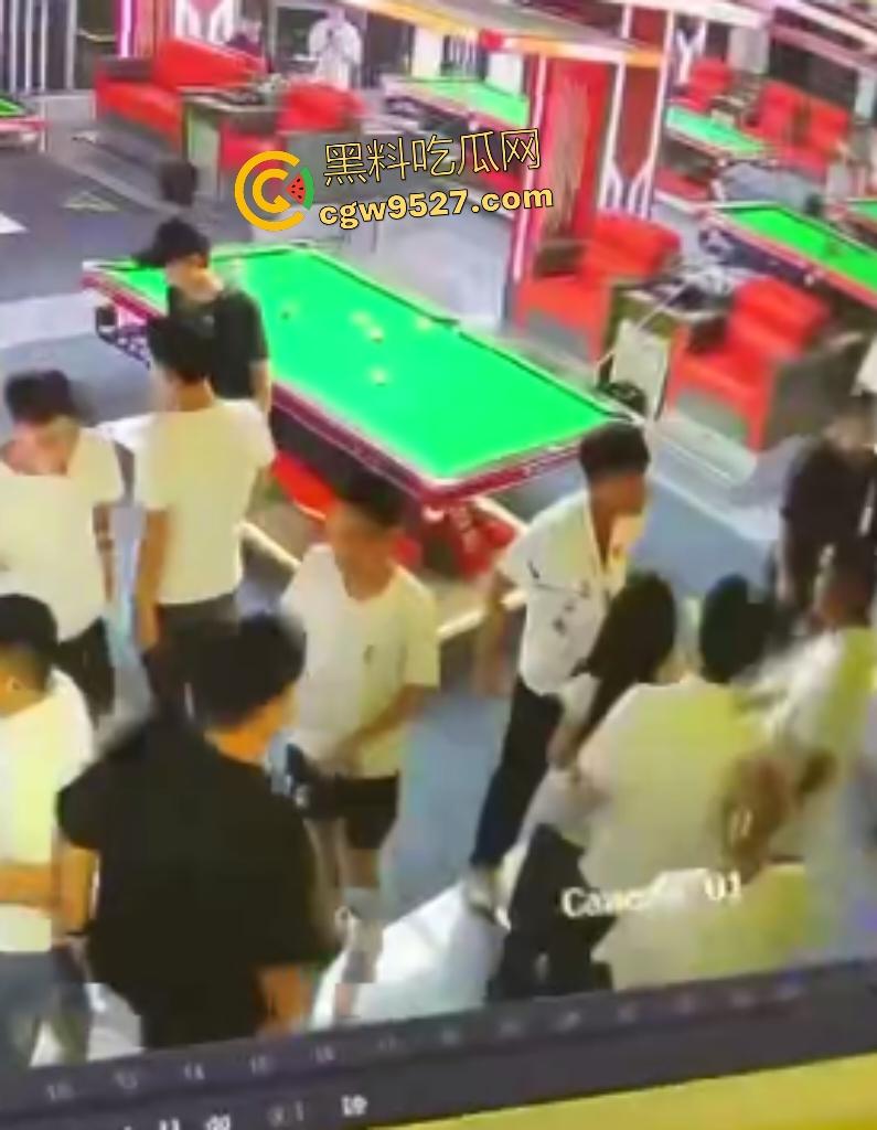 云南台球室血腥斗殴!黑衣男怒召兄弟暴揍一人,台球杆打头断裂,老板说打坏你们五五分!