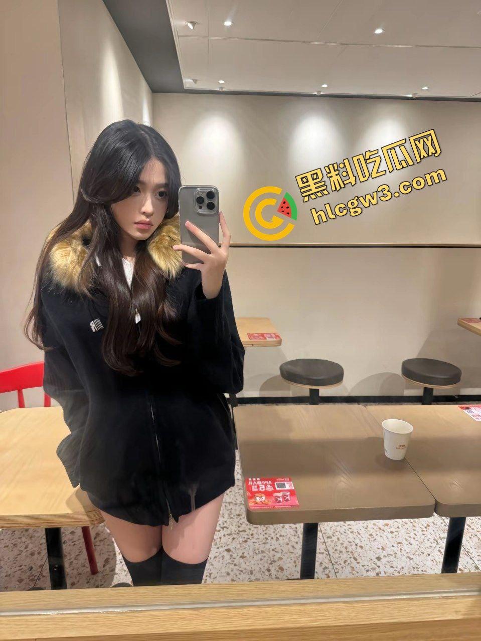 抖音极品美腿反差骚鸡服装网红『鹿子瑜』私下与金主激情 大长腿被抬起猛插粉嫩骚逼!独家曝光!