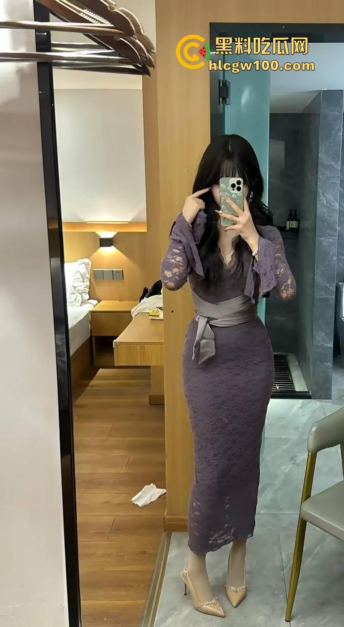 四川宜宾21岁清纯甜妹『 李东兰』深夜反差爆发,宿舍丝袜裹腿抖奶叫主人,还粉粉嫩嫩掰逼拍给你看骚B!