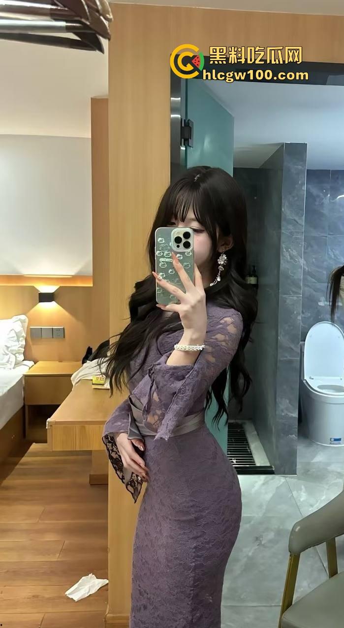 四川宜宾21岁清纯甜妹『 李东兰』深夜反差爆发,宿舍丝袜裹腿抖奶叫主人,还粉粉嫩嫩掰逼拍给你看骚B!