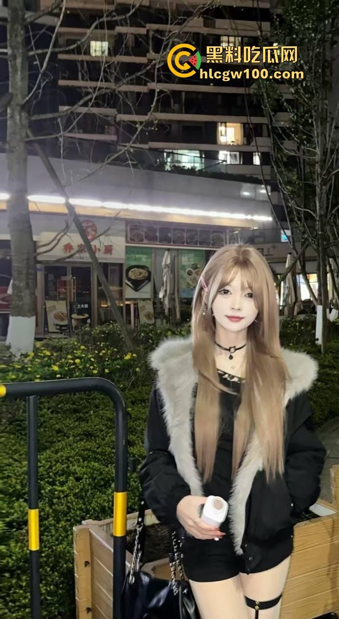 四川宜宾21岁清纯甜妹『 李东兰』深夜反差爆发,宿舍丝袜裹腿抖奶叫主人,还粉粉嫩嫩掰逼拍给你看骚B!