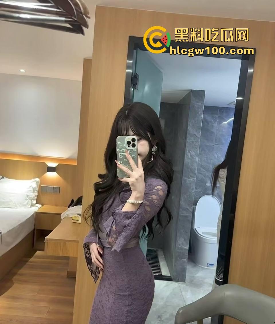 四川宜宾21岁清纯甜妹『 李东兰』深夜反差爆发,宿舍丝袜裹腿抖奶叫主人,还粉粉嫩嫩掰逼拍给你看骚B!