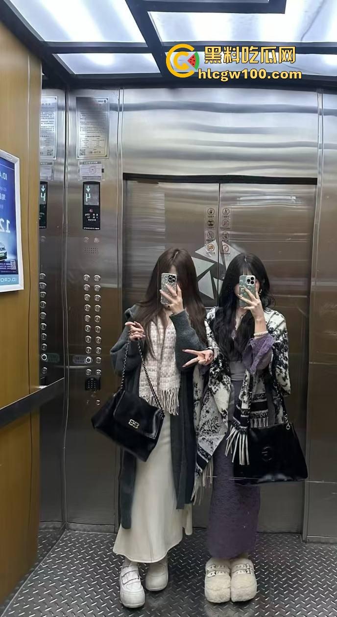 四川宜宾21岁清纯甜妹『 李东兰』深夜反差爆发,宿舍丝袜裹腿抖奶叫主人,还粉粉嫩嫩掰逼拍给你看骚B!