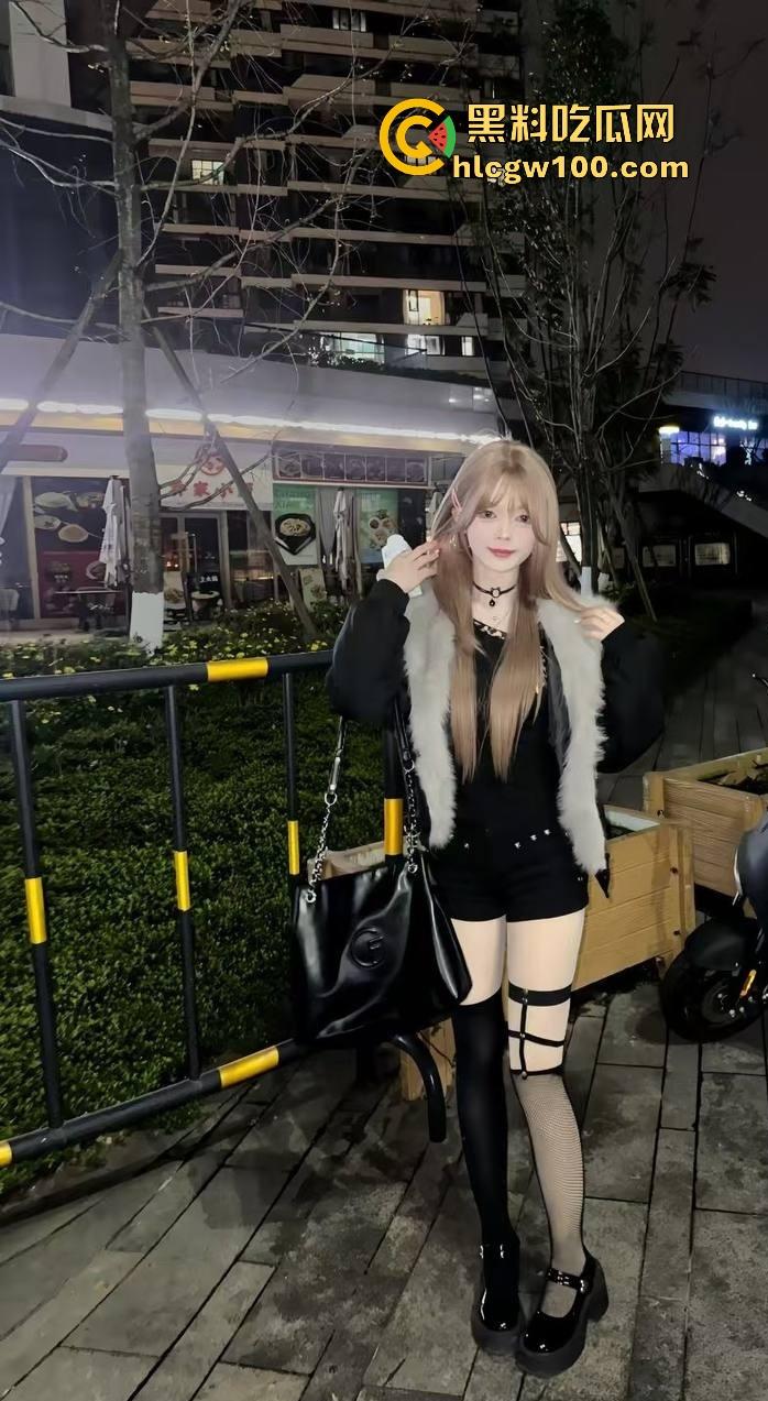 四川宜宾21岁清纯甜妹『 李东兰』深夜反差爆发,宿舍丝袜裹腿抖奶叫主人,还粉粉嫩嫩掰逼拍给你看骚B!