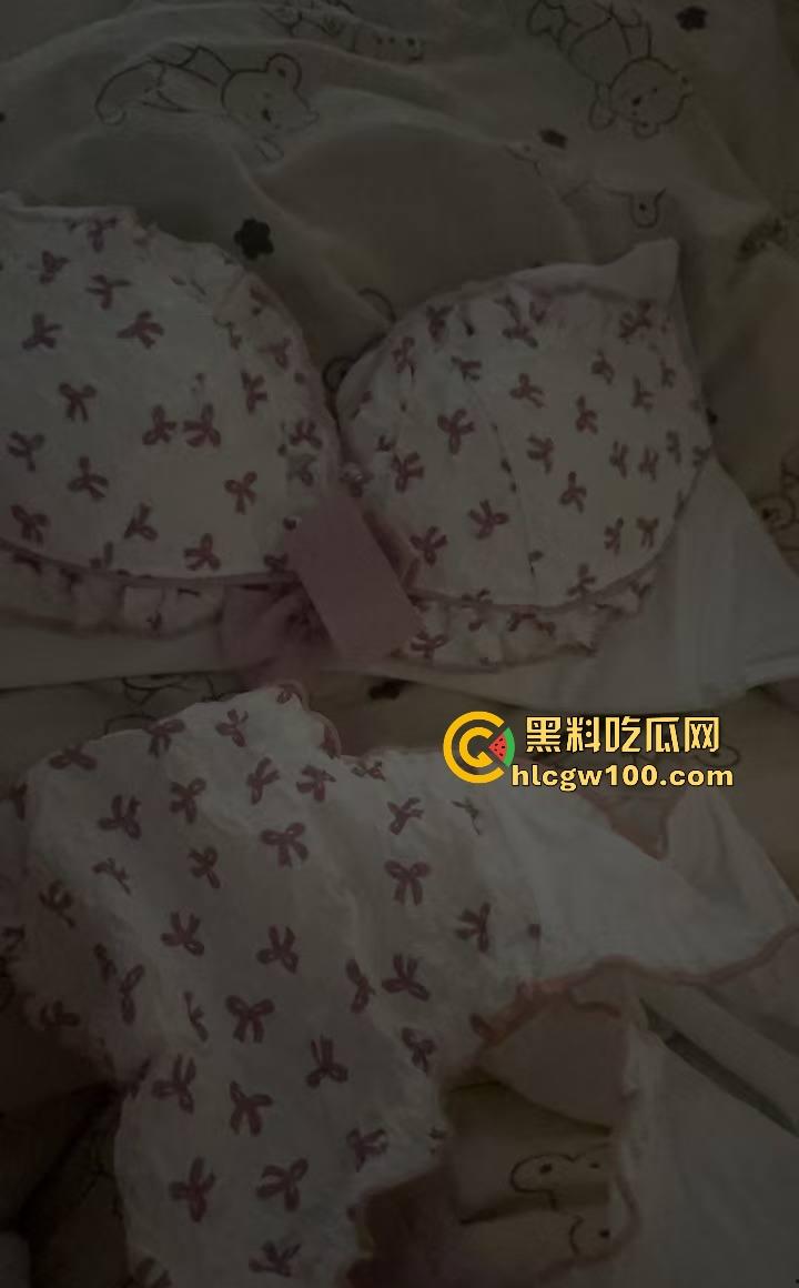 四川宜宾21岁清纯甜妹『 李东兰』深夜反差爆发,宿舍丝袜裹腿抖奶叫主人,还粉粉嫩嫩掰逼拍给你看骚B!