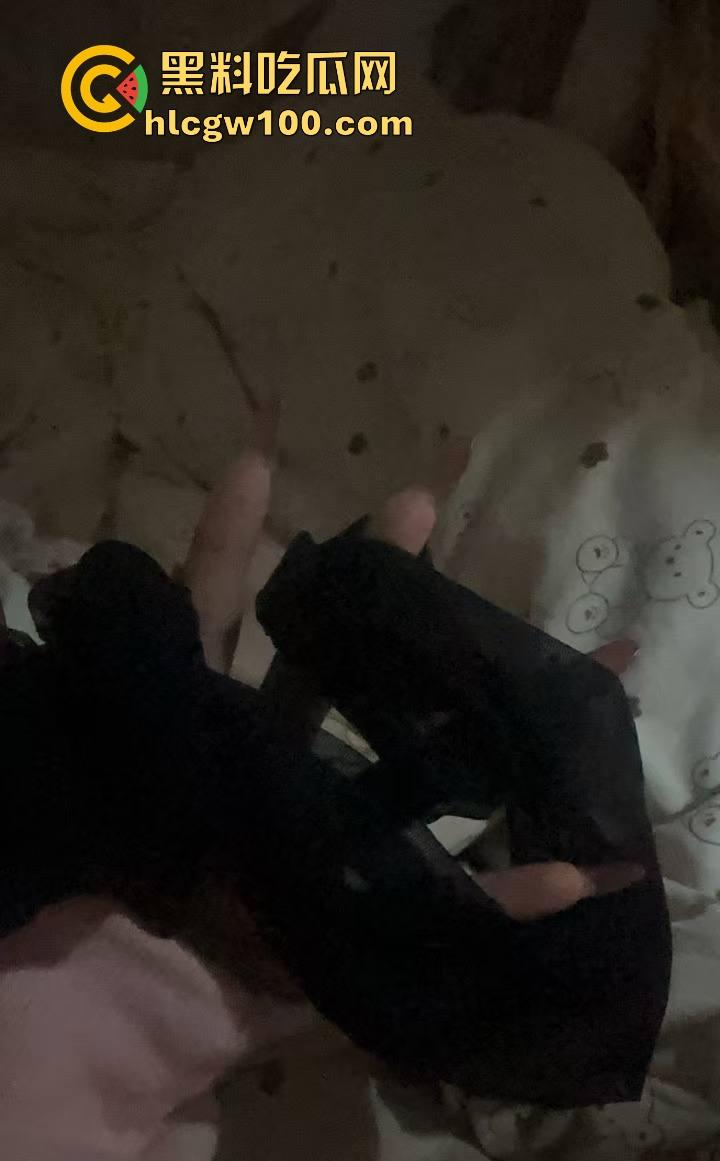 四川宜宾21岁清纯甜妹『 李东兰』深夜反差爆发,宿舍丝袜裹腿抖奶叫主人,还粉粉嫩嫩掰逼拍给你看骚B!