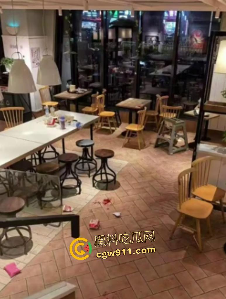 福建泉州永嘉天地KFC惊爆报复社会，刀仔狂魔无故持刀追砍捅刺路人，现场血肉横飞多人倒地哀嚎！