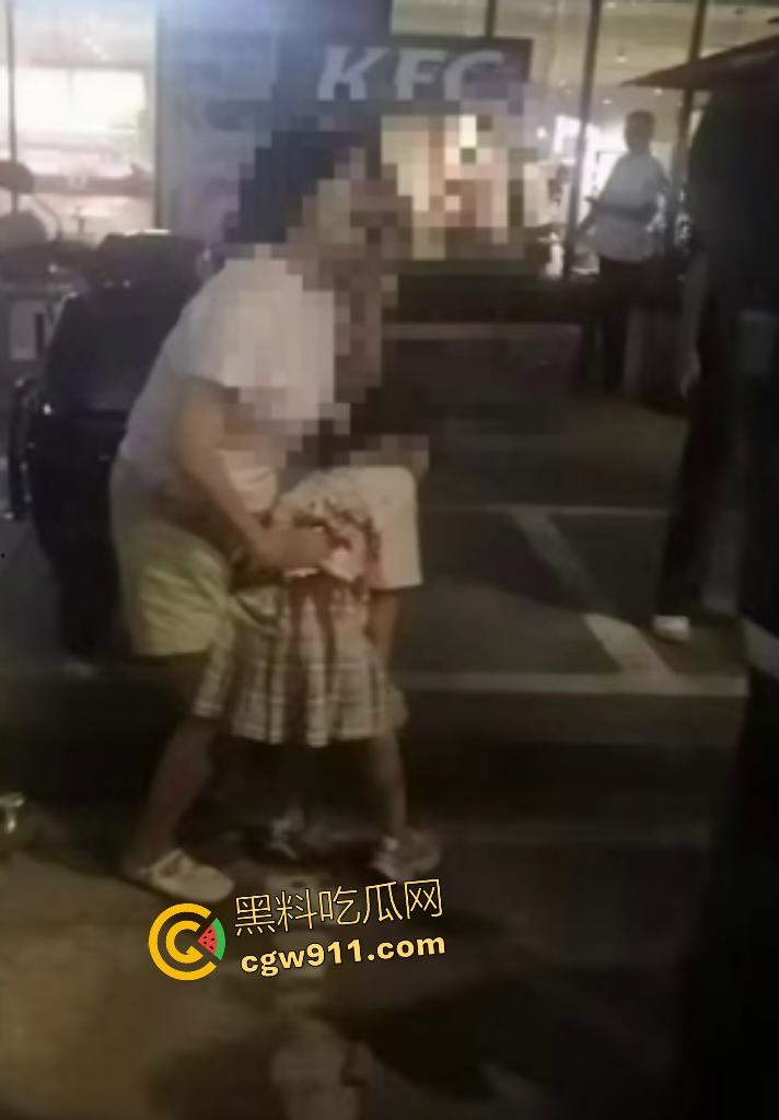 福建泉州永嘉天地KFC惊爆报复社会,刀仔狂魔无故持刀追砍捅刺路人,现场血肉横飞多人倒地哀嚎!