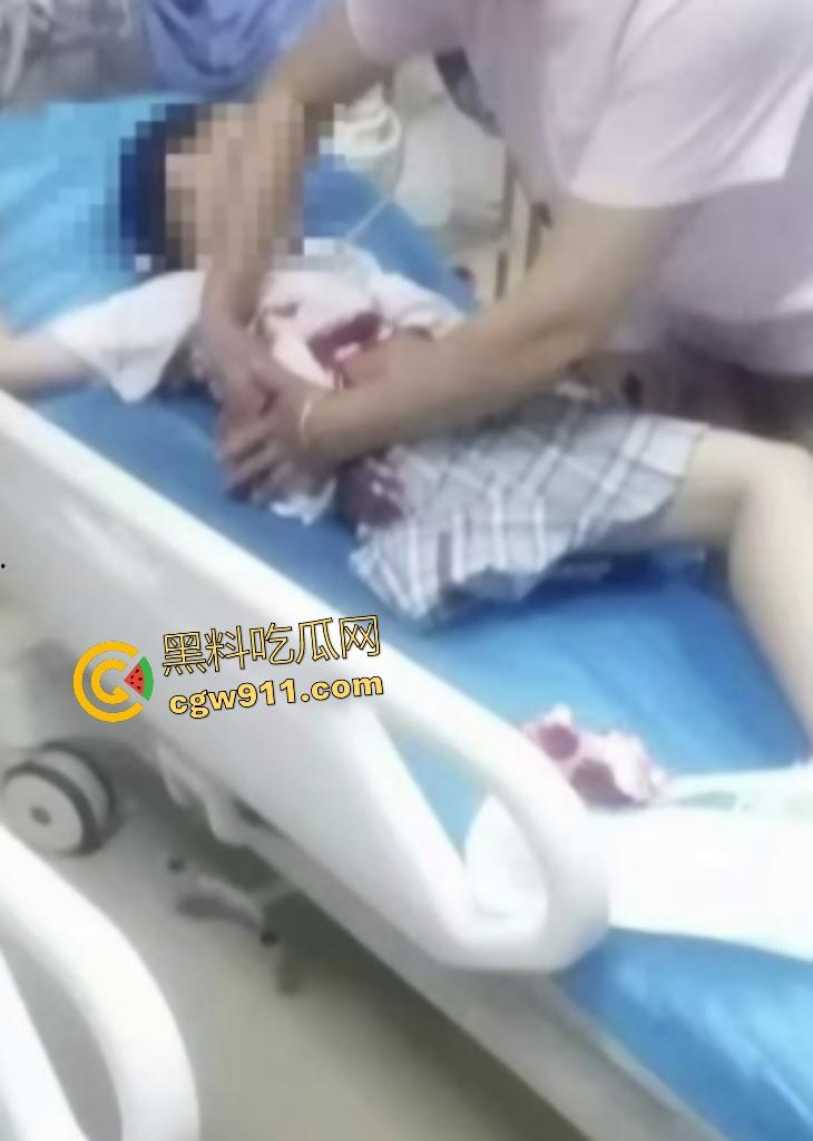 福建泉州永嘉天地KFC惊爆报复社会,刀仔狂魔无故持刀追砍捅刺路人,现场血肉横飞多人倒地哀嚎!