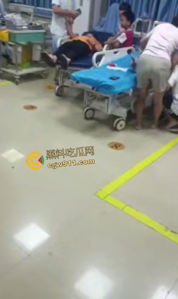 福建泉州永嘉天地KFC惊爆报复社会,刀仔狂魔无故持刀追砍捅刺路人,现场血肉横飞多人倒地哀嚎!