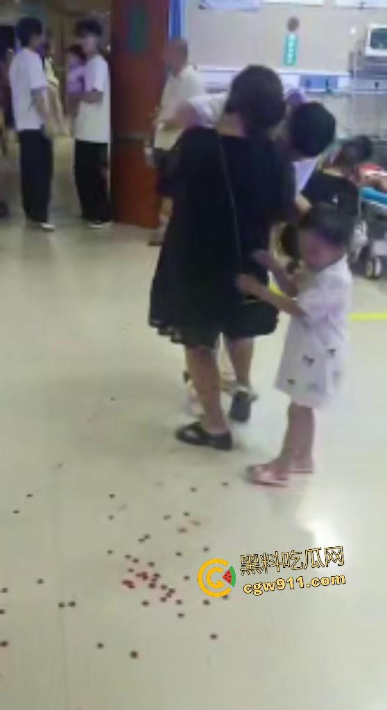 福建泉州永嘉天地KFC惊爆报复社会,刀仔狂魔无故持刀追砍捅刺路人,现场血肉横飞多人倒地哀嚎!