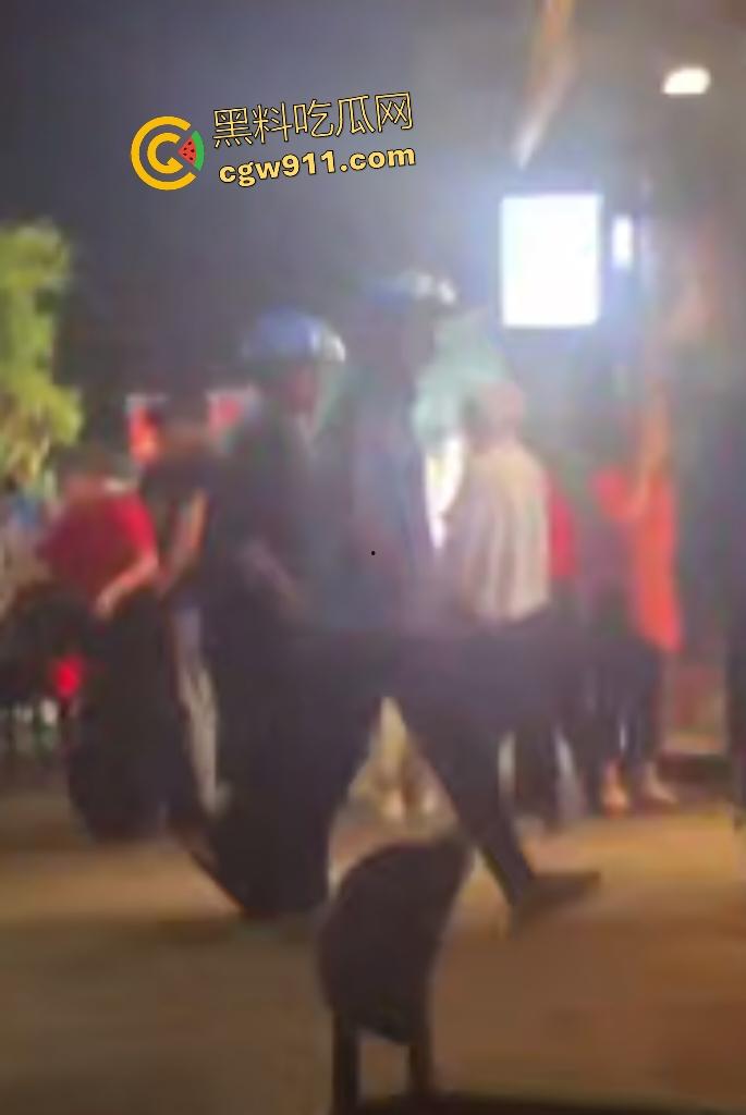 福建泉州永嘉天地KFC惊爆报复社会,刀仔狂魔无故持刀追砍捅刺路人,现场血肉横飞多人倒地哀嚎!