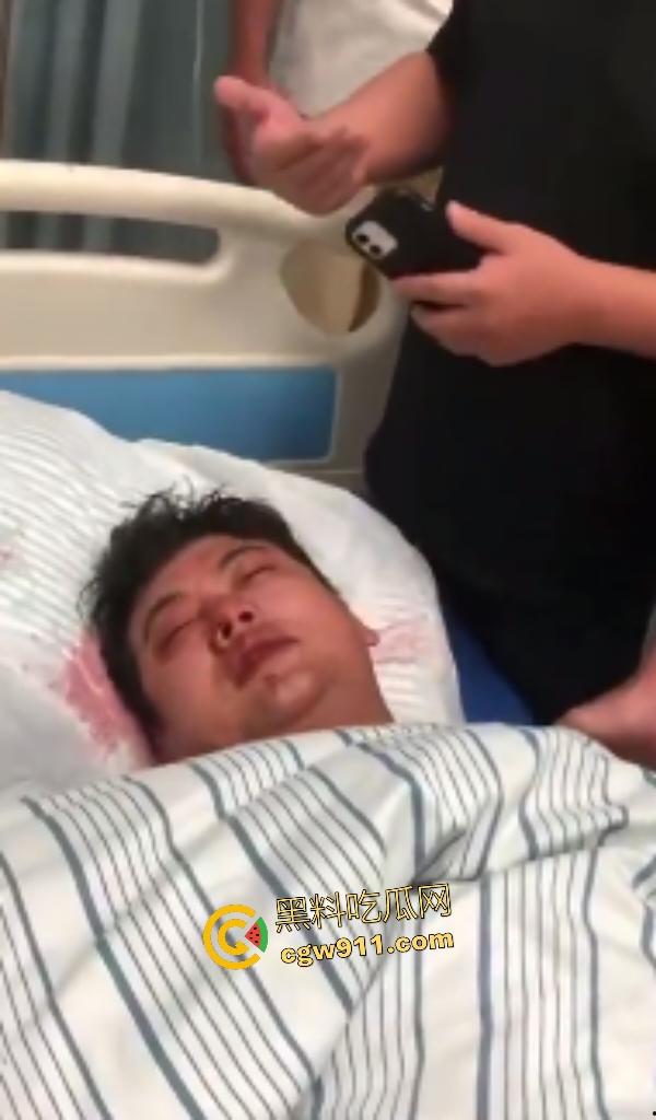 福建泉州永嘉天地KFC惊爆报复社会,刀仔狂魔无故持刀追砍捅刺路人,现场血肉横飞多人倒地哀嚎!