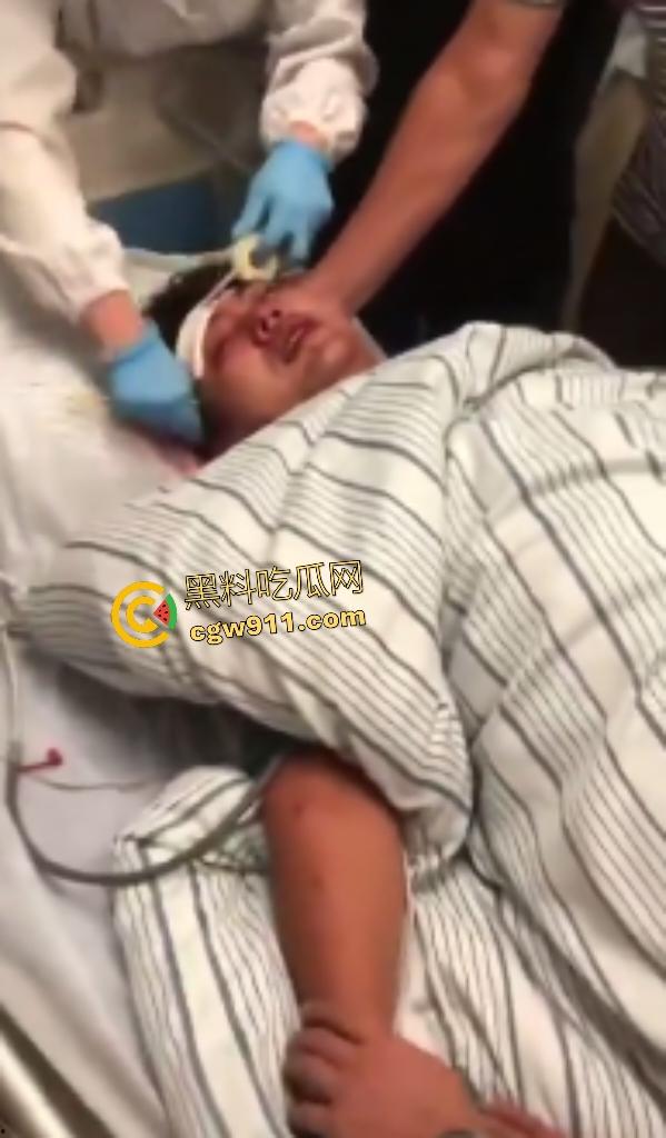 福建泉州永嘉天地KFC惊爆报复社会,刀仔狂魔无故持刀追砍捅刺路人,现场血肉横飞多人倒地哀嚎!