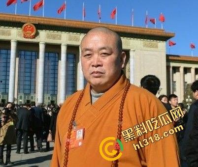 一手姑娘一手经,少林寺住持『释永信』不负如来不负卿,搂着美人念佛经,51个情人174个私生子!