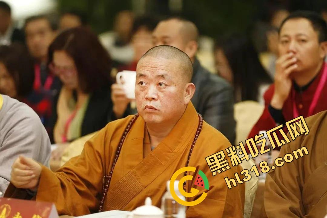 一手姑娘一手经,少林寺住持『释永信』不负如来不负卿,搂着美人念佛经,51个情人174个私生子!