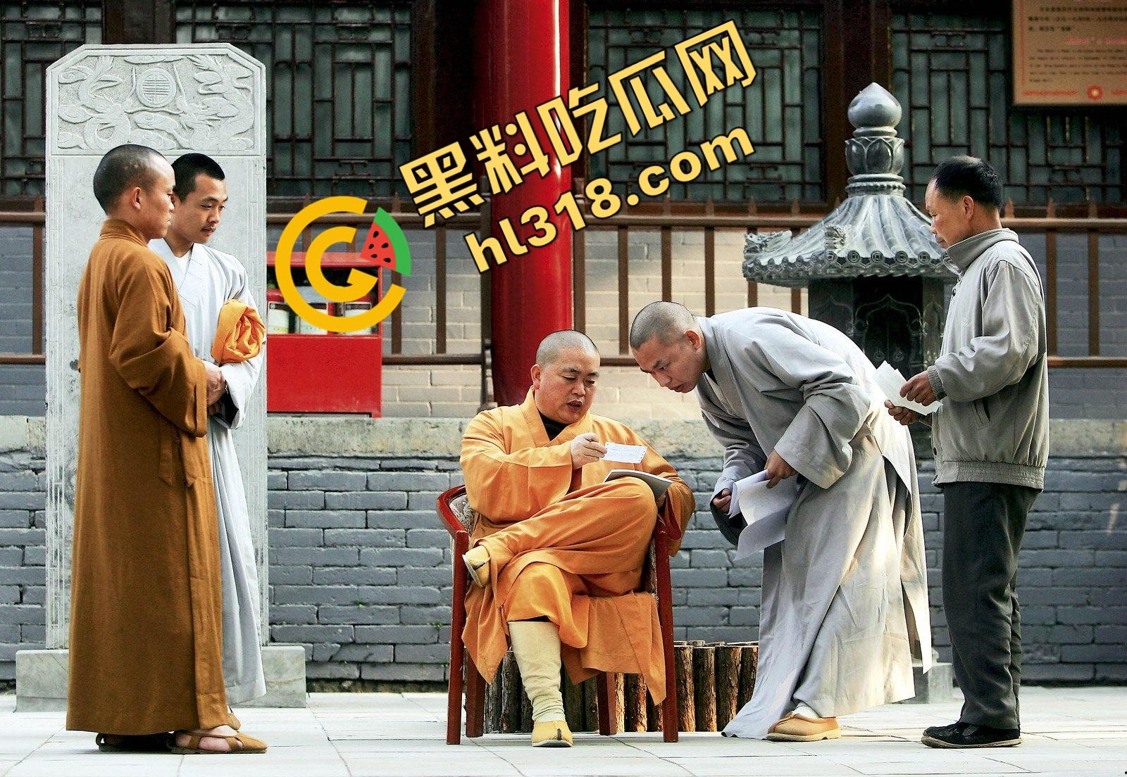 一手姑娘一手经,少林寺住持『释永信』不负如来不负卿,搂着美人念佛经,51个情人174个私生子!