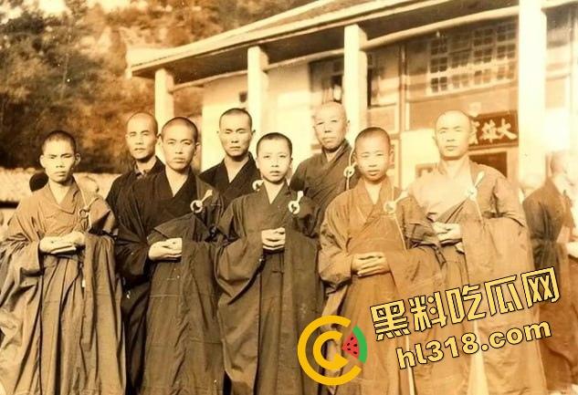 一手姑娘一手经,少林寺住持『释永信』不负如来不负卿,搂着美人念佛经,51个情人174个私生子!