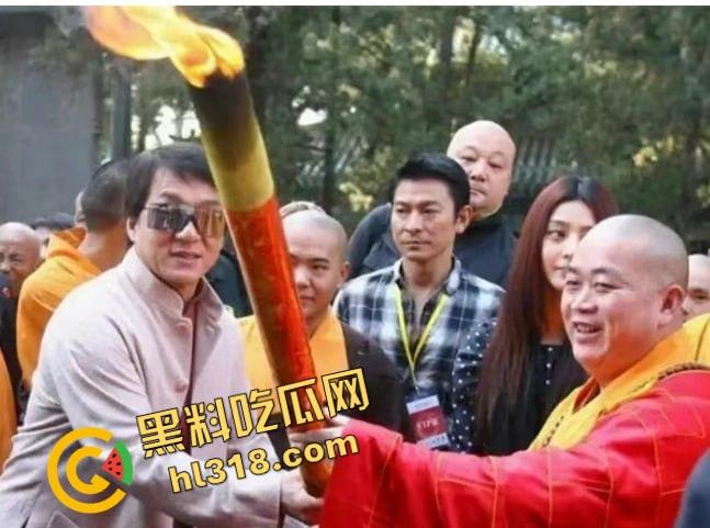 一手姑娘一手经,少林寺住持『释永信』不负如来不负卿,搂着美人念佛经,51个情人174个私生子!