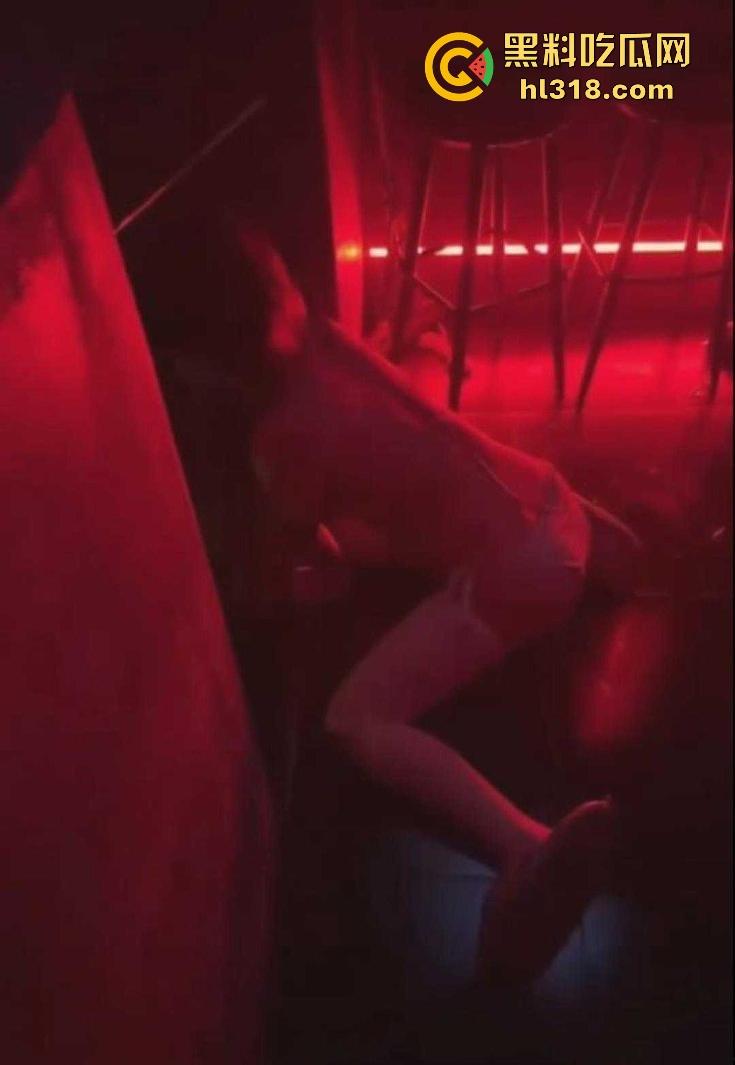 主人的任务调教!为得到主人的奖励,双马尾小萝莉身穿比基尼在酒吧跪地爬行,事后主人自慰水晶棒满足!