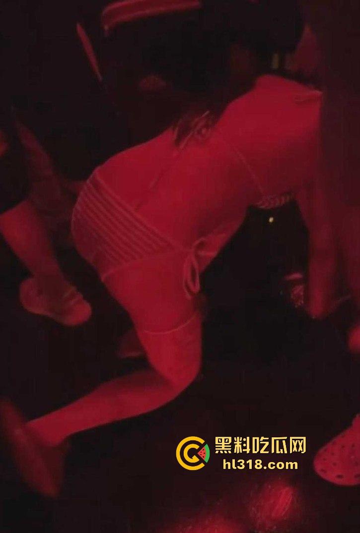 主人的任务调教!为得到主人的奖励,双马尾小萝莉身穿比基尼在酒吧跪地爬行,事后主人自慰水晶棒满足!