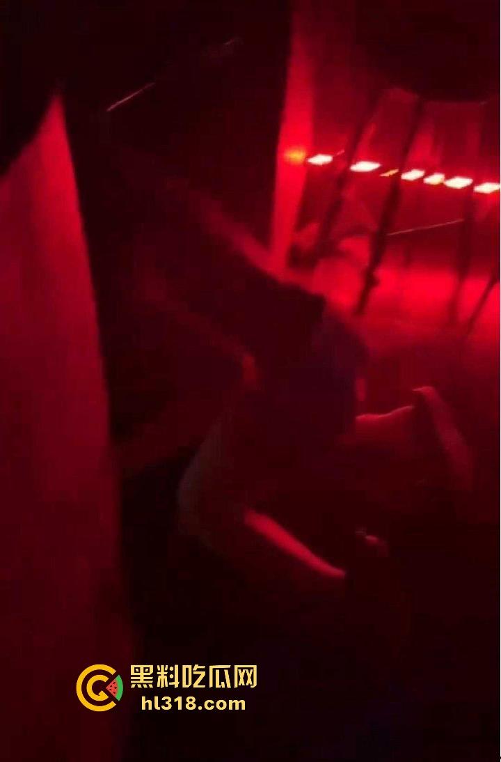 主人的任务调教!为得到主人的奖励,双马尾小萝莉身穿比基尼在酒吧跪地爬行,事后主人自慰水晶棒满足!