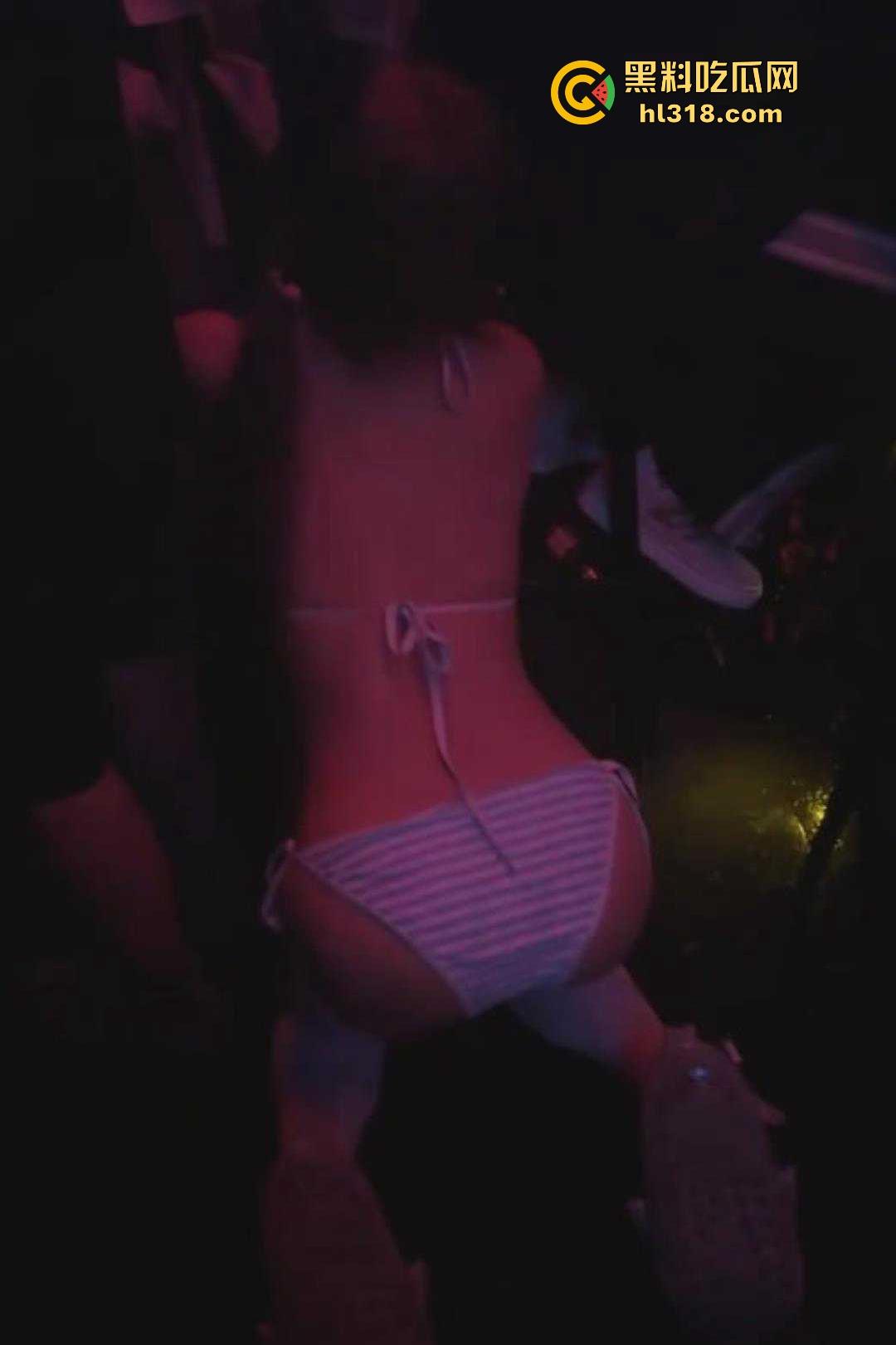 主人的任务调教!为得到主人的奖励,双马尾小萝莉身穿比基尼在酒吧跪地爬行,事后主人自慰水晶棒满足!