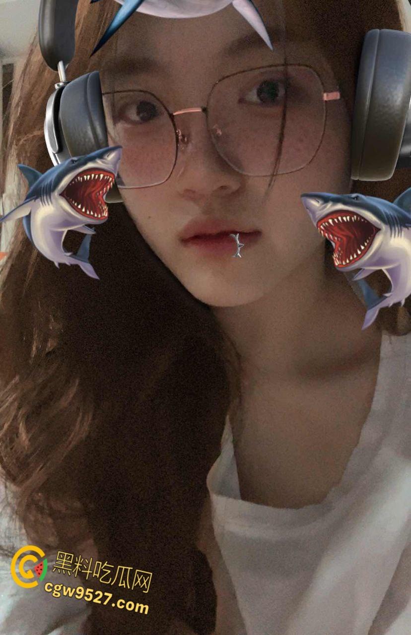 极品巨乳高三卫校女生,在宿舍偷偷自慰揉奶,偷感十足小小年纪就玩的这么刺激,嫩逼太欠操了 !