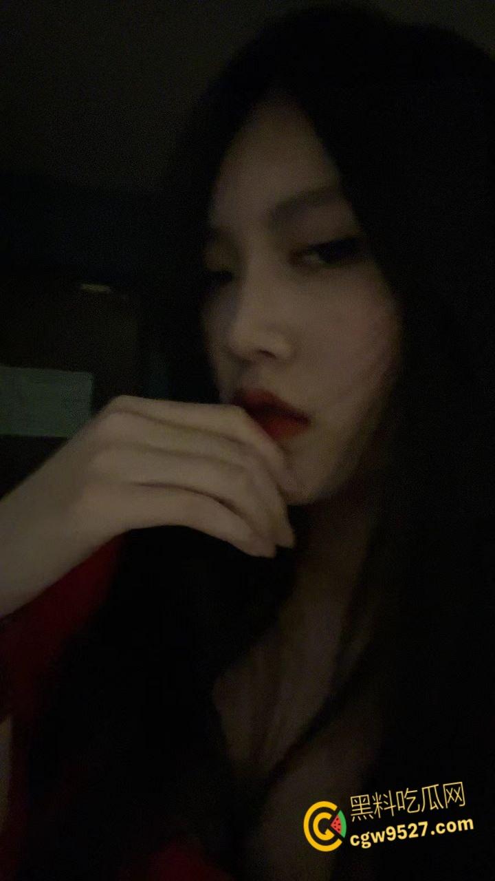 极品巨乳高三卫校女生,在宿舍偷偷自慰揉奶,偷感十足小小年纪就玩的这么刺激,嫩逼太欠操了 !