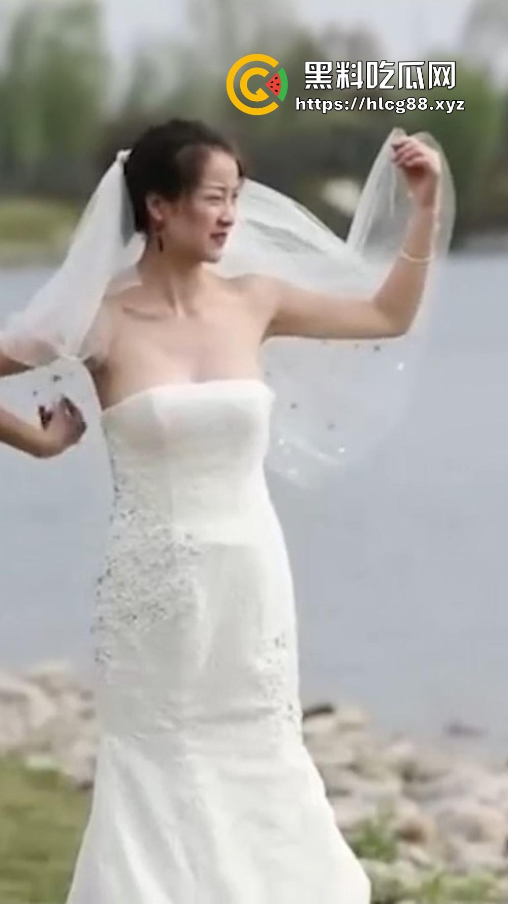 摄影师操眼新娘婚纱外拍,红樱桃奶子甩光,摆骚姿嫩逼勾魂,新娘还在那深情摆POSE毫不知自己走光!