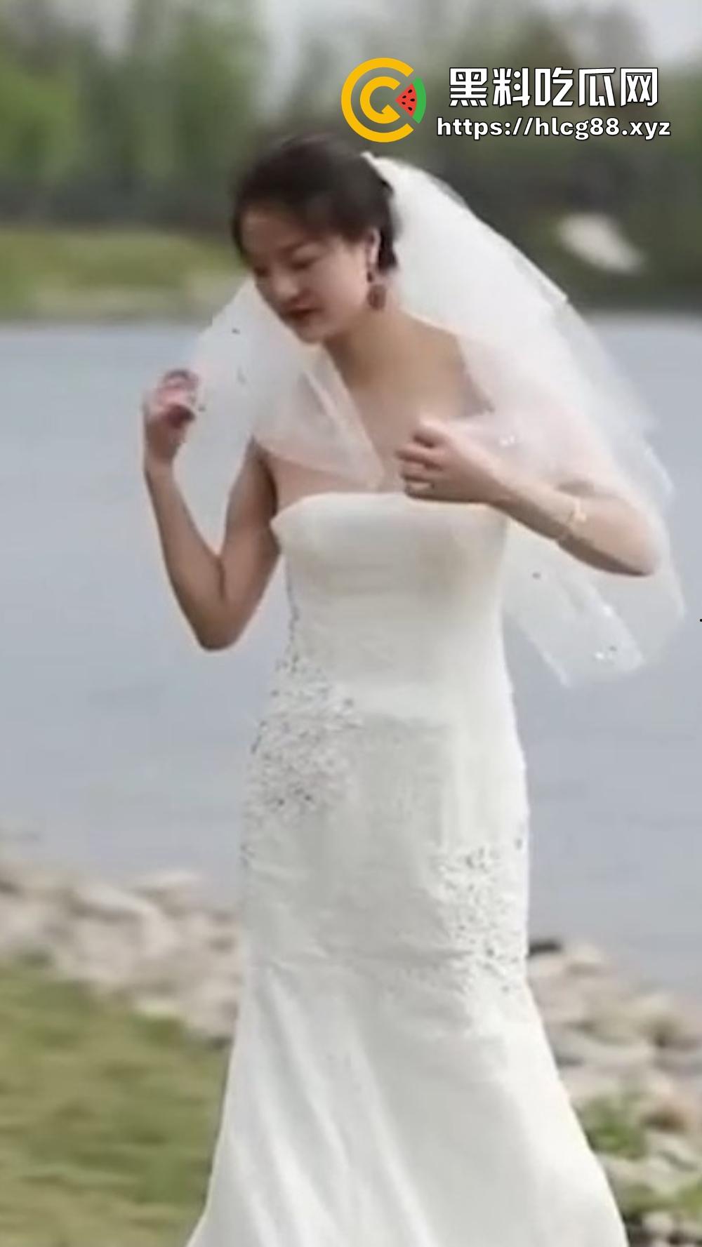 摄影师操眼新娘婚纱外拍,红樱桃奶子甩光,摆骚姿嫩逼勾魂,新娘还在那深情摆POSE毫不知自己走光!