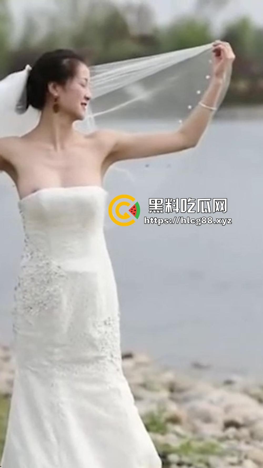 摄影师操眼新娘婚纱外拍,红樱桃奶子甩光,摆骚姿嫩逼勾魂,新娘还在那深情摆POSE毫不知自己走光!