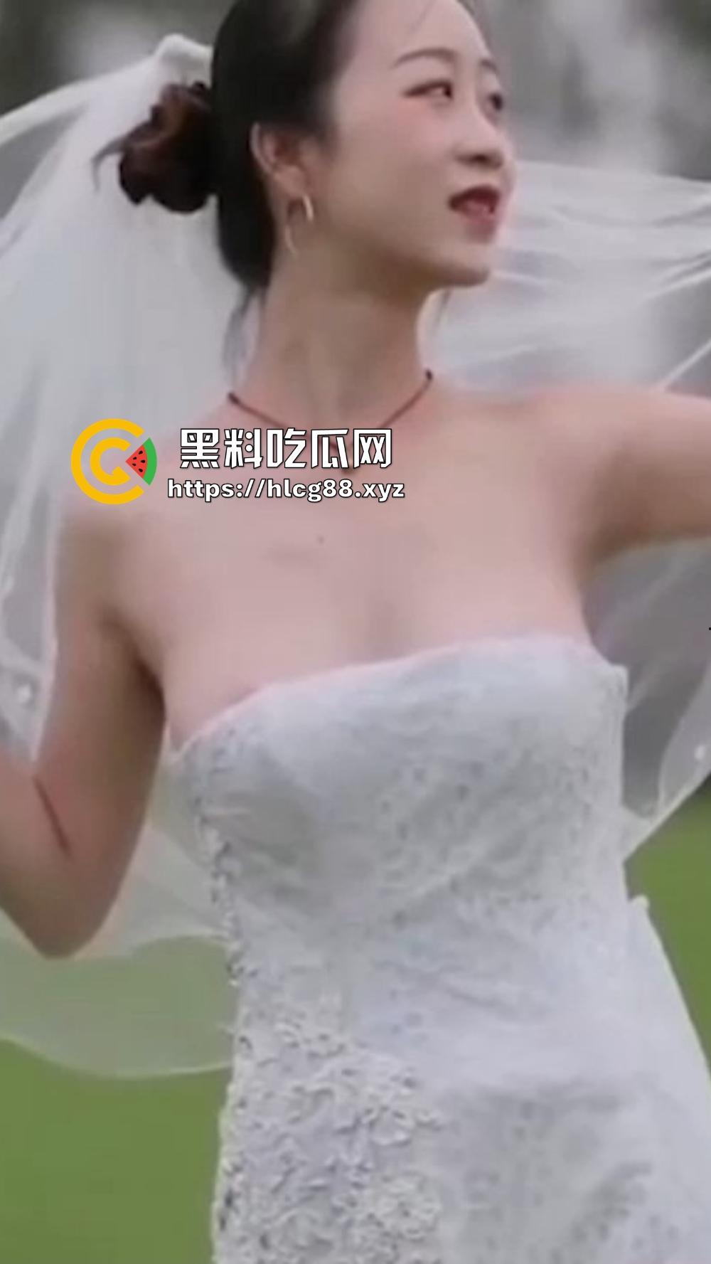 摄影师操眼新娘婚纱外拍,红樱桃奶子甩光,摆骚姿嫩逼勾魂,新娘还在那深情摆POSE毫不知自己走光!