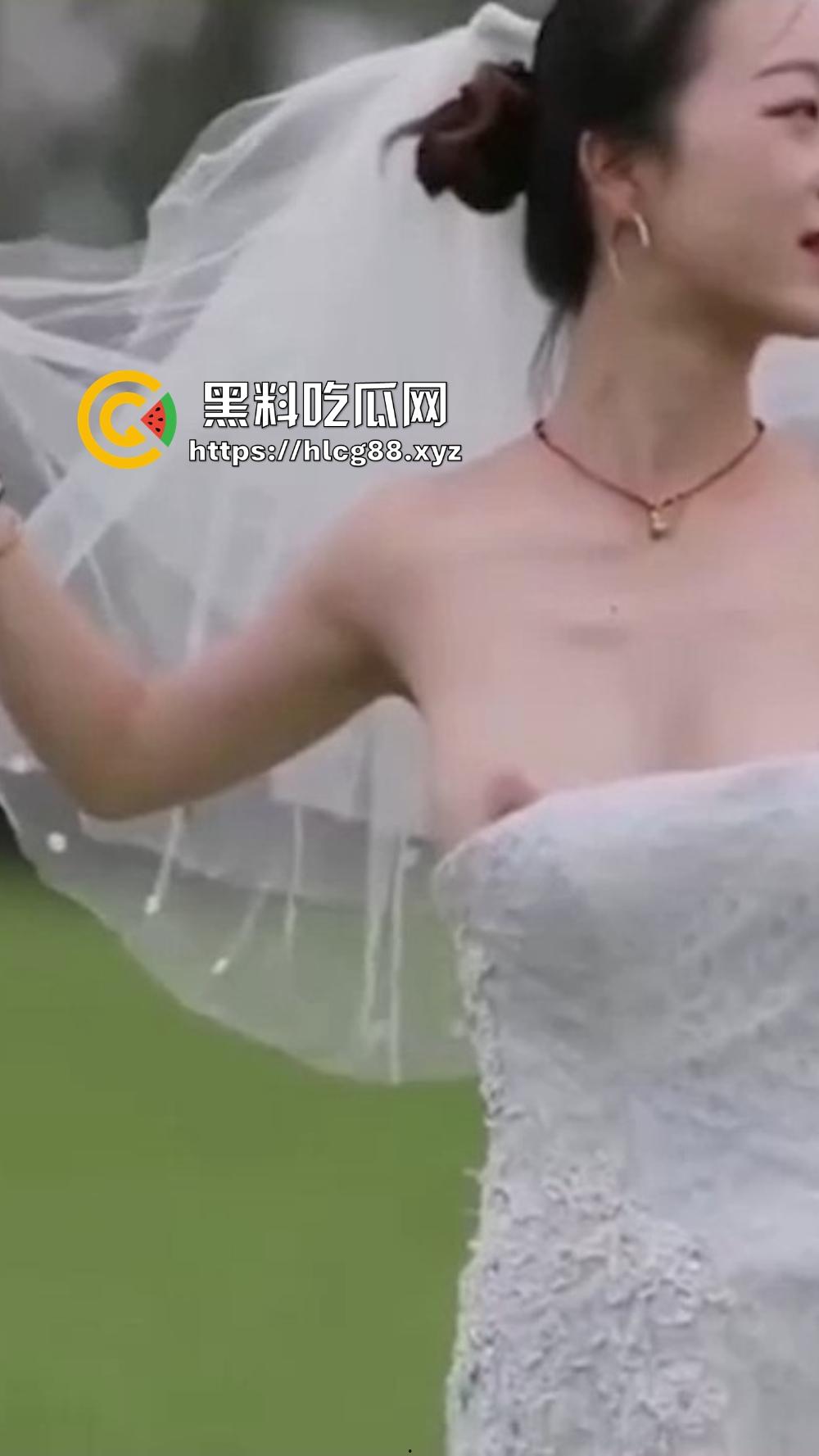 摄影师操眼新娘婚纱外拍,红樱桃奶子甩光,摆骚姿嫩逼勾魂,新娘还在那深情摆POSE毫不知自己走光!