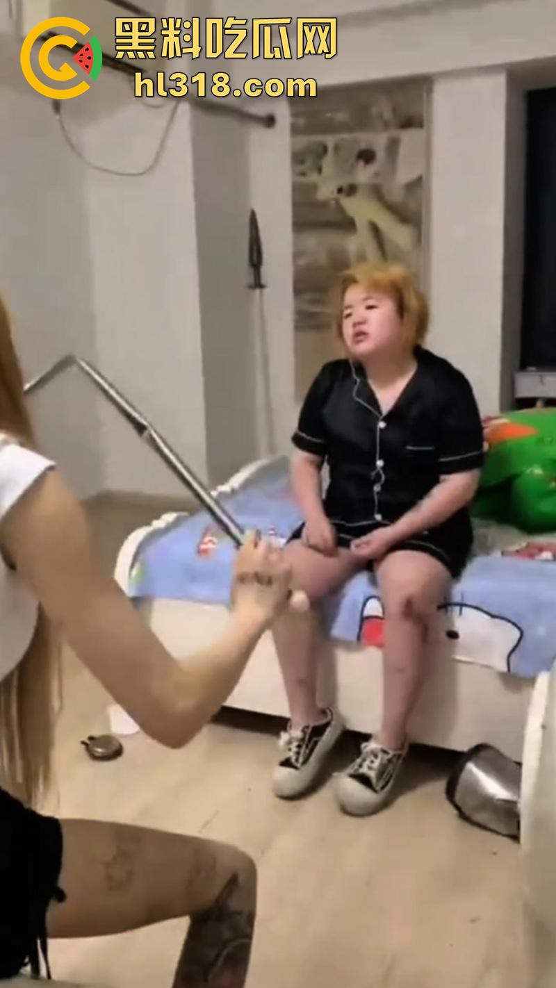 出来混总是要还的！肥猪精神小妹遭姐妹霸凌，被闺蜜们拳打脚踢，曾经霸凌别人也有被揍的时候！