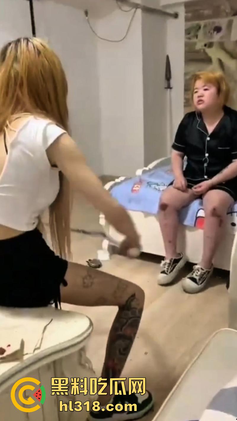 出来混总是要还的!肥猪精神小妹遭姐妹霸凌,被闺蜜们拳打脚踢,曾经霸凌别人也有被揍的时候!