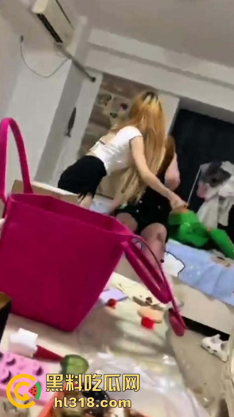 出来混总是要还的!肥猪精神小妹遭姐妹霸凌,被闺蜜们拳打脚踢,曾经霸凌别人也有被揍的时候!