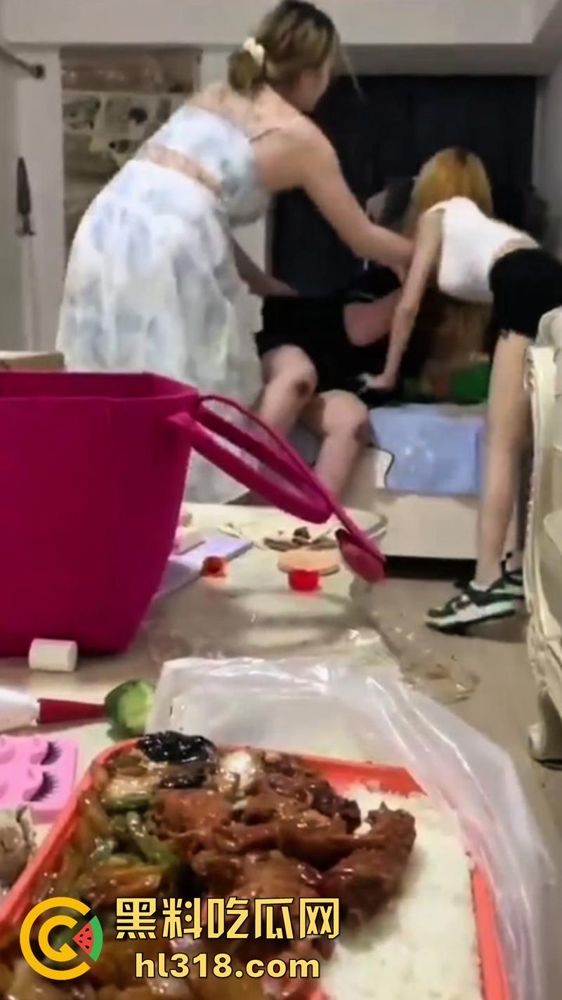 出来混总是要还的!肥猪精神小妹遭姐妹霸凌,被闺蜜们拳打脚踢,曾经霸凌别人也有被揍的时候!