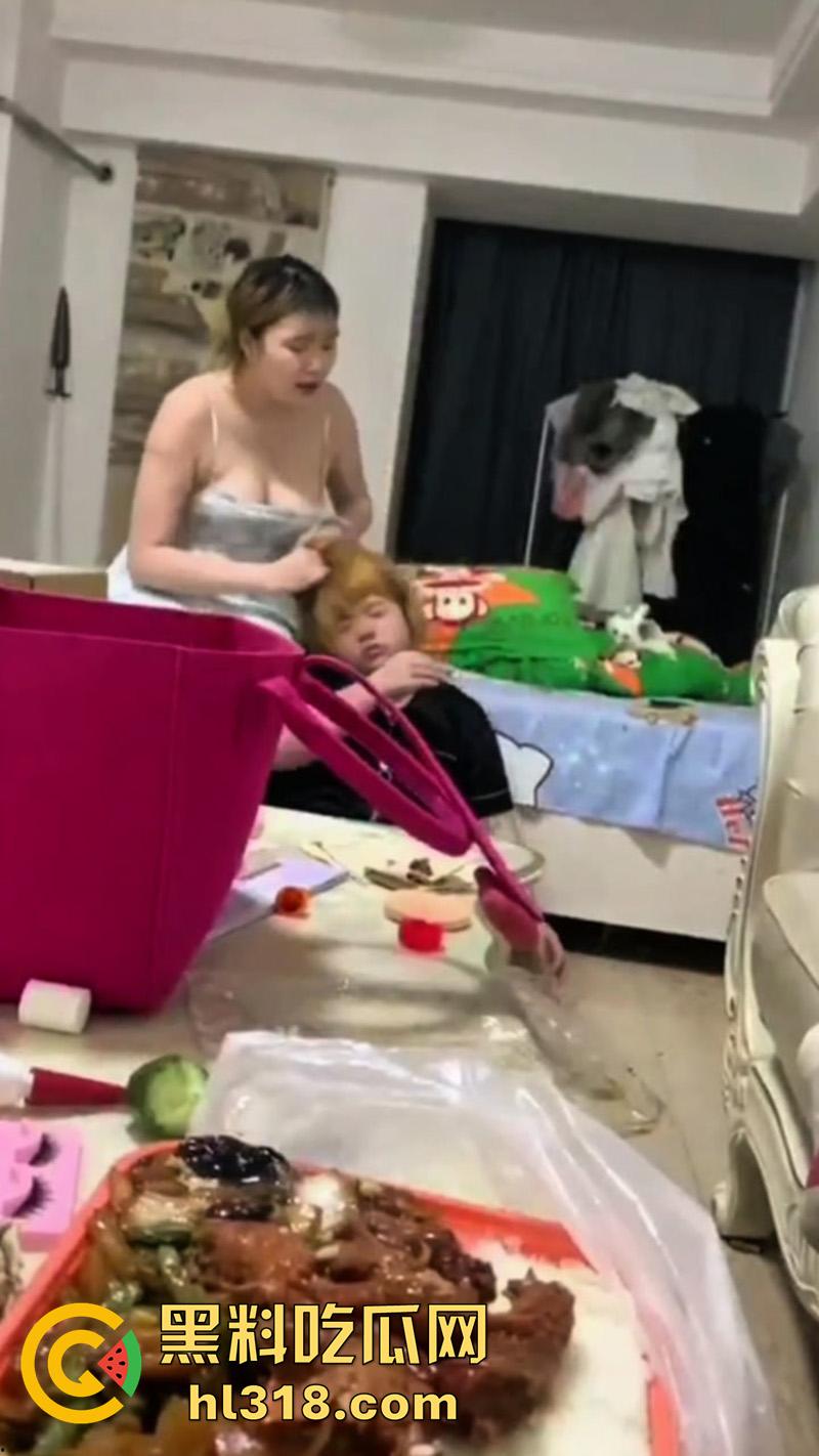 出来混总是要还的!肥猪精神小妹遭姐妹霸凌,被闺蜜们拳打脚踢,曾经霸凌别人也有被揍的时候!