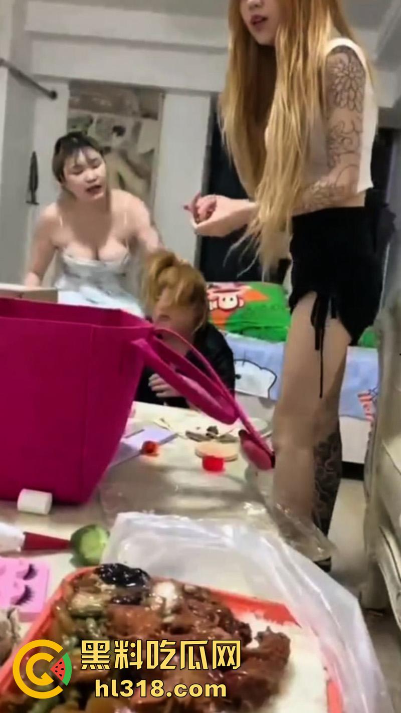 出来混总是要还的!肥猪精神小妹遭姐妹霸凌,被闺蜜们拳打脚踢,曾经霸凌别人也有被揍的时候!