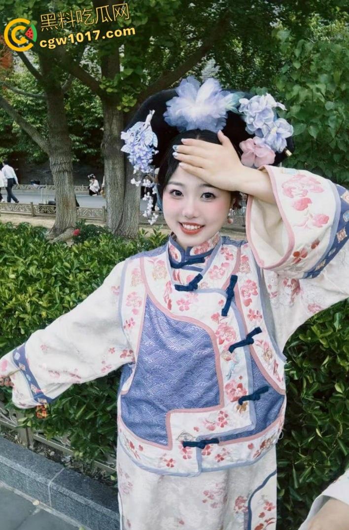 身材一流的舞蹈系女友,特别会骚叫的长发苗条美眉,抠两下就流水脱光全程主动 ,女上M腿使劲肏张着嘴尖叫 !