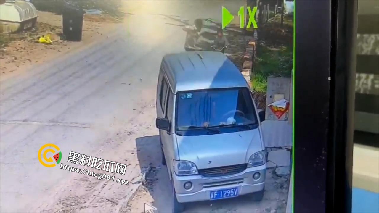 山东聊城市冠县六旬男子当街伤害9岁男童 拿起头来在墙上砸的血肉模糊 现场无码视频流出