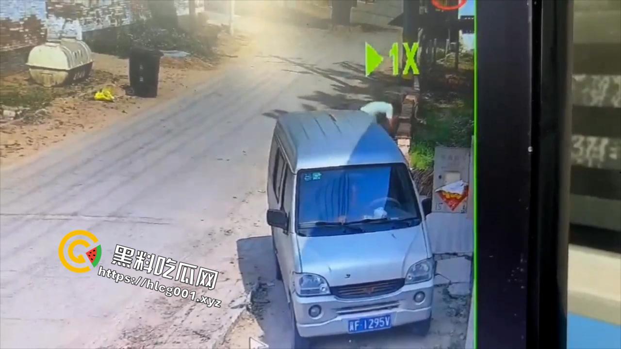 山东聊城市冠县六旬男子当街伤害9岁男童 拿起头来在墙上砸的血肉模糊 现场无码视频流出