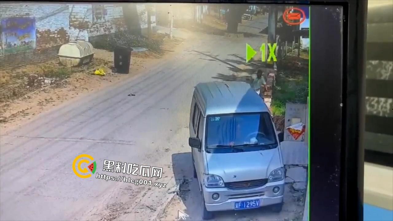 山东聊城市冠县六旬男子当街伤害9岁男童 拿起头来在墙上砸的血肉模糊 现场无码视频流出