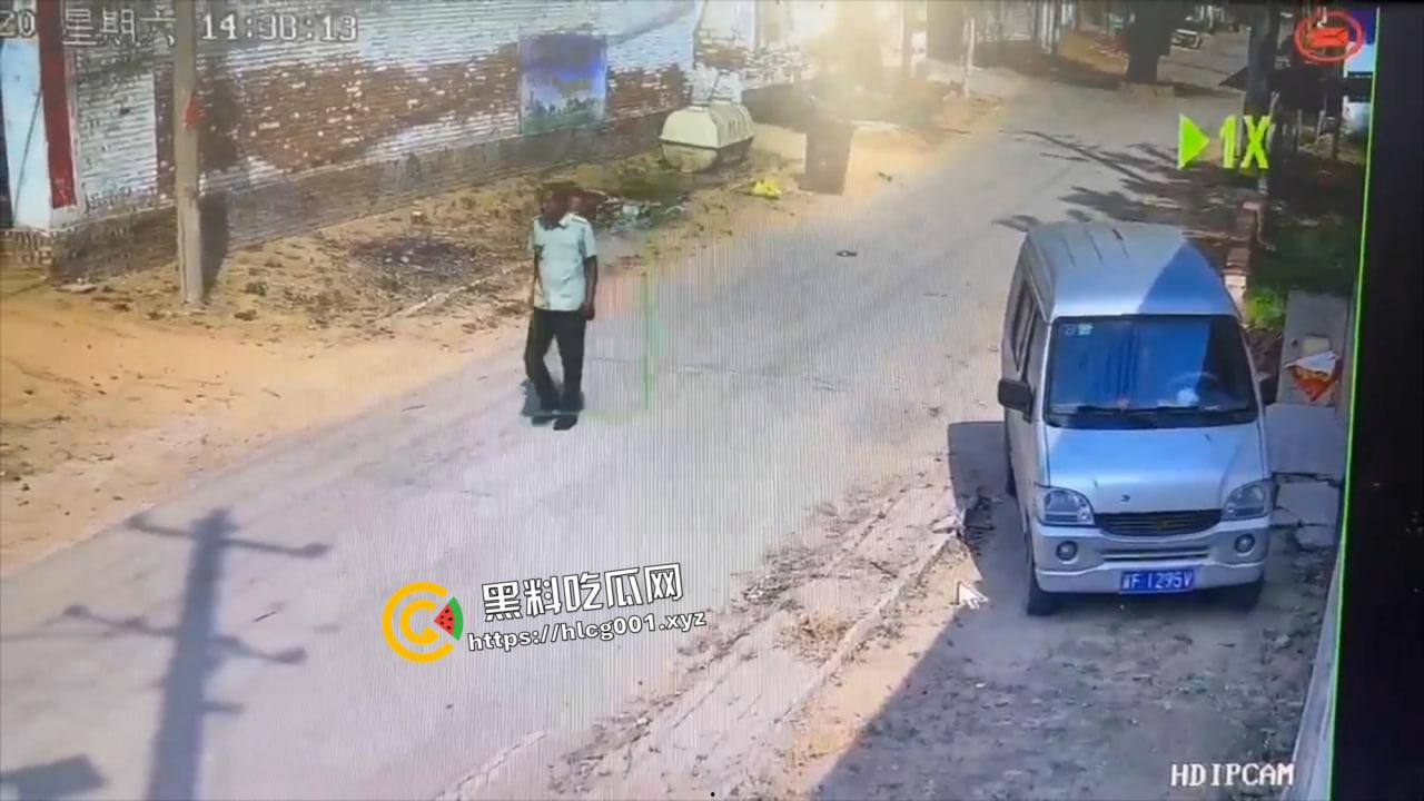 山东聊城市冠县六旬男子当街伤害9岁男童 拿起头来在墙上砸的血肉模糊 现场无码视频流出