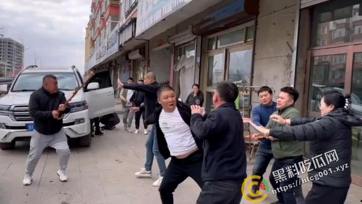 黑龙江 省绥化市发生街头群殴事件，具体原因不明，与蹲着地上工作的修车师傅很淡定是同件事哦