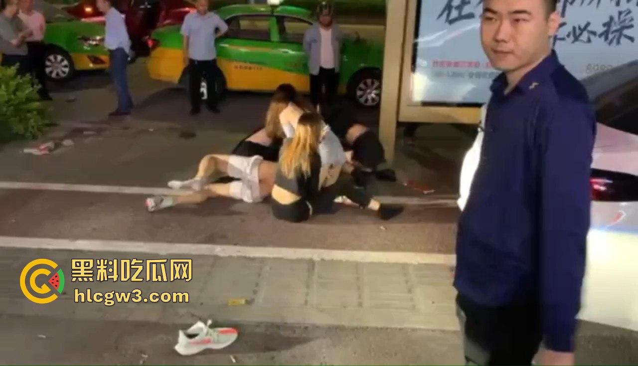 男子喊四妹陪酒却赖账!街头被扒衣暴打,黑衣辣妹怒出手,奶子甩飞,路人看得赚大发!
