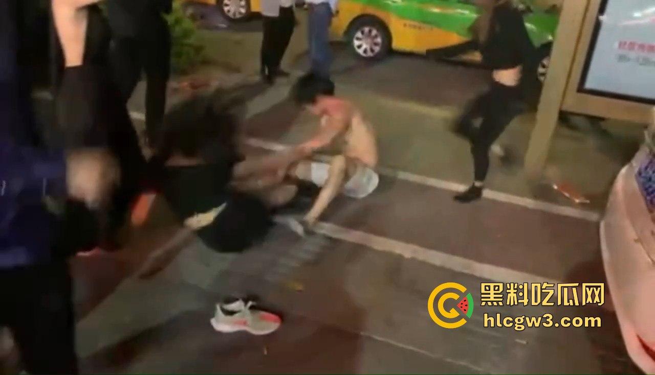男子喊四妹陪酒却赖账!街头被扒衣暴打,黑衣辣妹怒出手,奶子甩飞,路人看得赚大发!