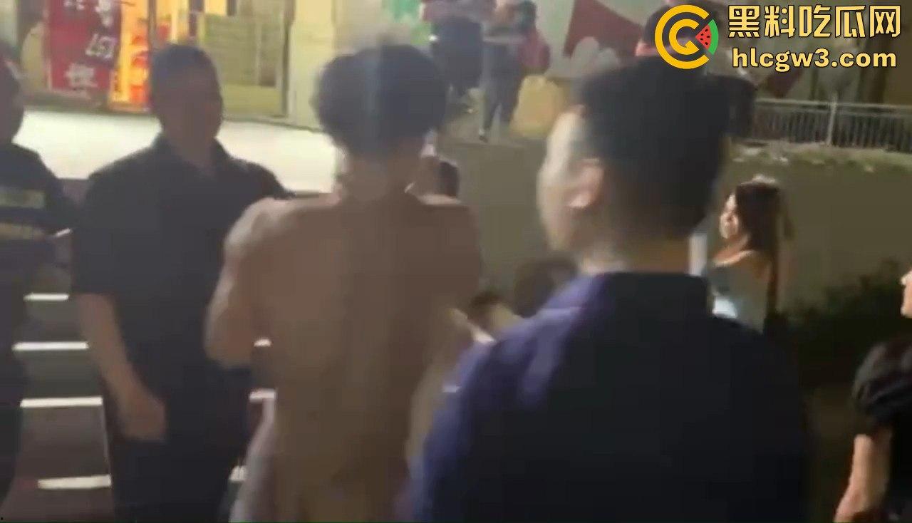 男子喊四妹陪酒却赖账!街头被扒衣暴打,黑衣辣妹怒出手,奶子甩飞,路人看得赚大发!