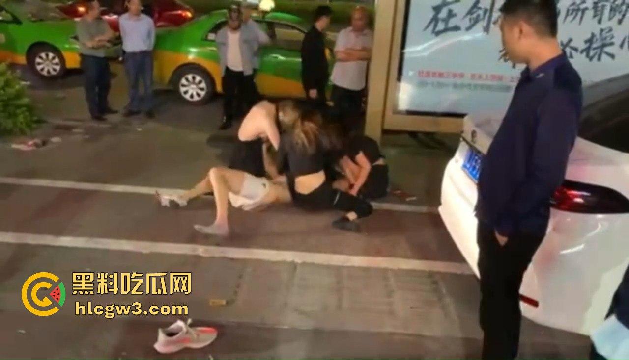 男子喊四妹陪酒却赖账!街头被扒衣暴打,黑衣辣妹怒出手,奶子甩飞,路人看得赚大发!